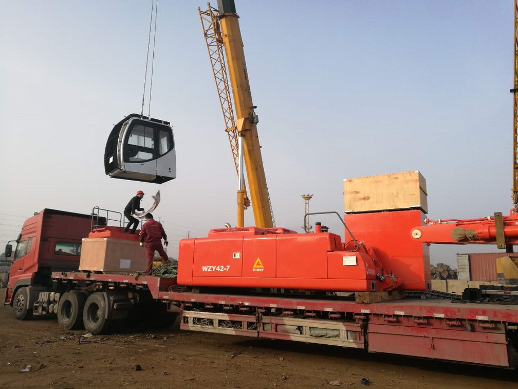 電動(dòng)報(bào)廢汽車(chē)拆解機(jī)，電動(dòng)抓料機(jī).jpg