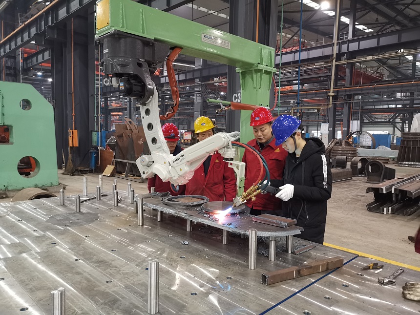 抓鋼機(jī)、抓料機(jī)、挖掘機(jī)、報(bào)廢汽車(chē)拆解機(jī)加工設(shè)備.jpg