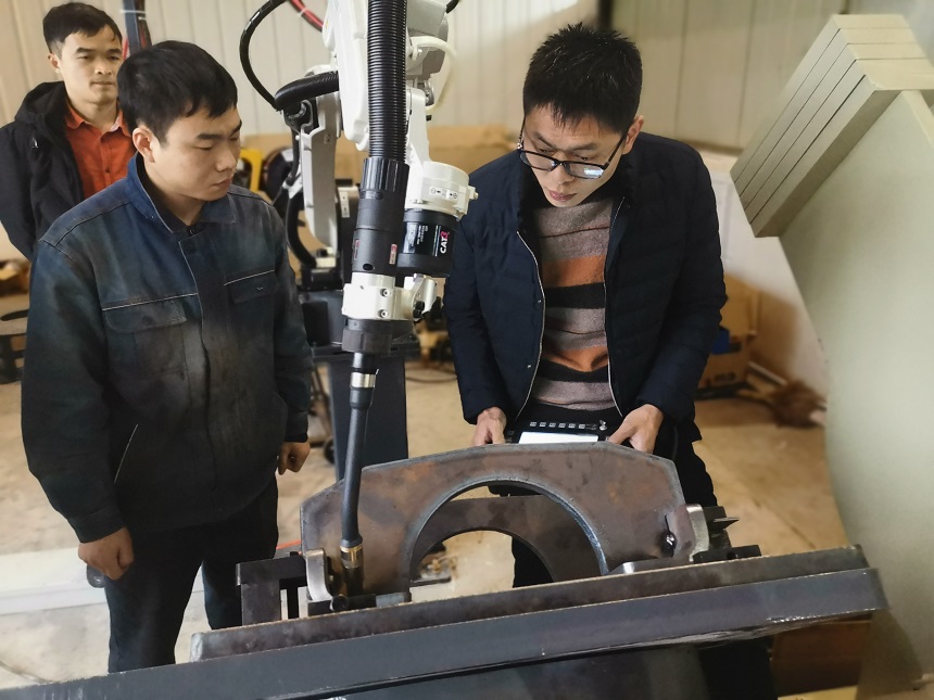 抓料機(jī)、抓鋼機(jī)、挖掘機(jī)、報(bào)廢汽車(chē)拆解機(jī)加工設(shè)備.jpg