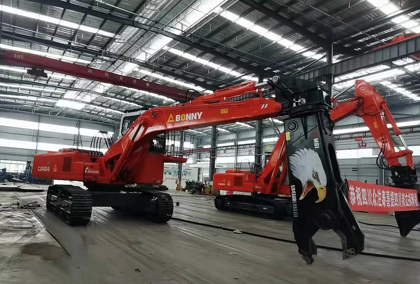 報(bào)廢汽車拆解機(jī)交付現(xiàn)場.png 報(bào)廢汽車拆解機(jī)交付現(xiàn)場.png